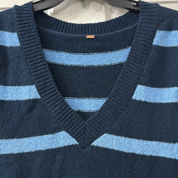 Free People crop sweater vest navy with blue stripes (T1) - Picture 2 of 6